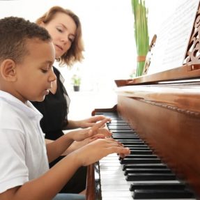 Pour apprendre à jouer un instrument de musique, pensez aux cours à domicile !